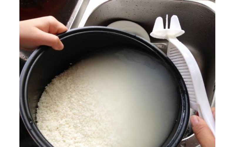 煮米饭时，1斤米放多少水？记住“5大技巧”，米饭香软，颗粒分明